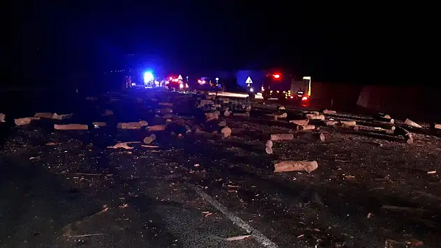 Odun Yüklü Tır İle Otomobil Devrildi: 4 Yaralı