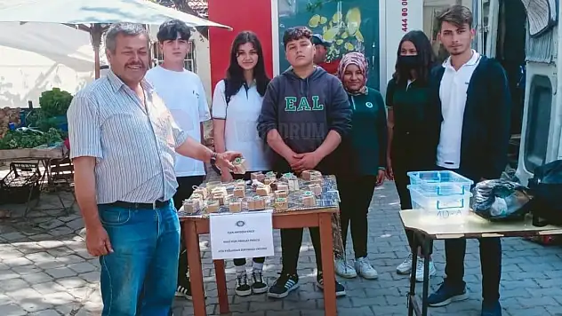 Öğrenciler Yaptıkları Sabunu Satarak İhtiyaç Sahiplerine Erzak Aldı