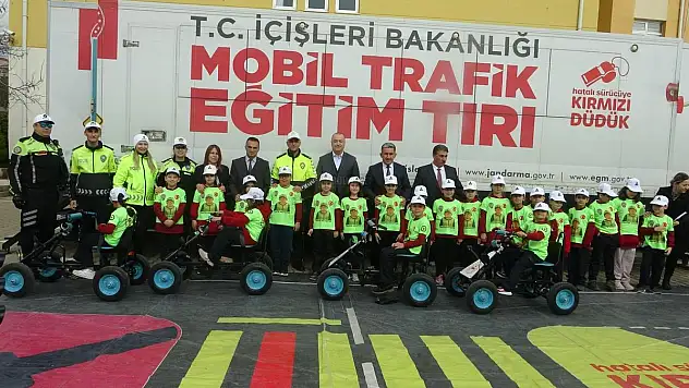 Öğrencilere Mobil Trafik Tırı ile Trafik Eğitimleri Veriliyor