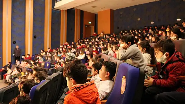 ÖĞRENCİLERE TİYATRO ETKİNLİĞİ DEVAM EDİYOR