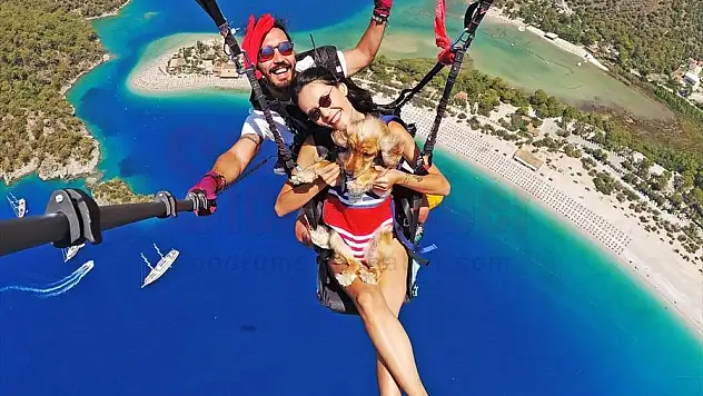Ölüdeniz'in eşsiz manzarasında köpeği 'Yager' ile yamaç paraşütü yaptı