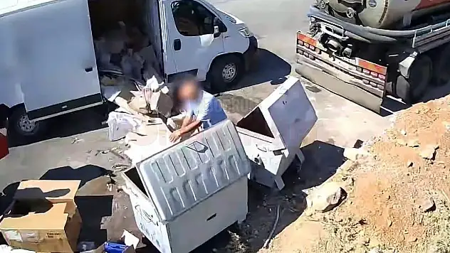 Önce Attı, Kameraya Yakalanınca Geri Topladı