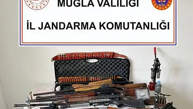 Operasyonda Ruhsatsız Silahlar Ele Geçirildi