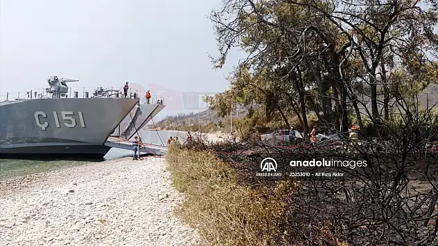 Ören Sahili'ndeki yangını çıkarma gemisi personeli söndürdü