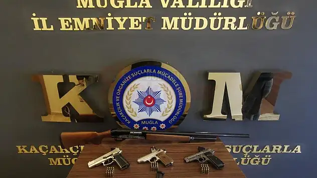 Organize Suçlar Büro Amirliğince 2 İkamet ve 6 Araçta Yapılan Aramalarda Çok Sayıda Silah Ele Geçirilmiştir