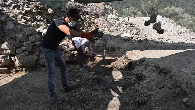 Orta Çağ'dan kalma kale surları gün yüzüne çıkarılıyor