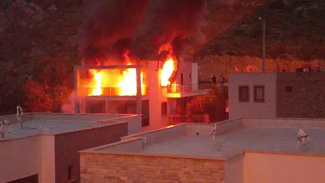 Ortakent'te Çıkan Yangında Bir Ev Küle Döndü