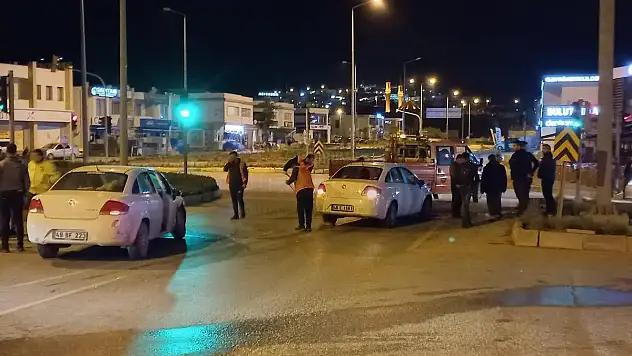 Ortakent'te Kafa Kafaya Çarpışan Araçlarda 1' Çocuk 3 Kişi Yaralandı