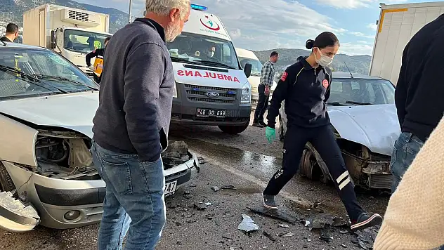 Ortakent'te Kafa Kafaya Çarpışan Araçlarda 2 Kişi Yaralandı
