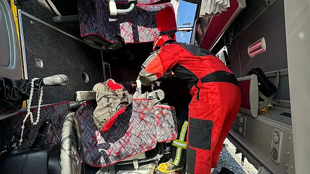 Otel Personel Servisi Otomobille Çarpıştı, Kazada 4 Kişi Yaralandı