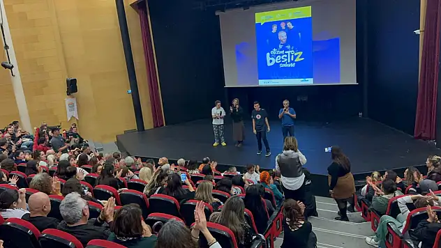 Otizmli bireylerin sahne performansı ayakta alkışlandı