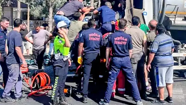 Otobüs ile vidanjör çarpıştı ! sürücü araçta sıkıştı !