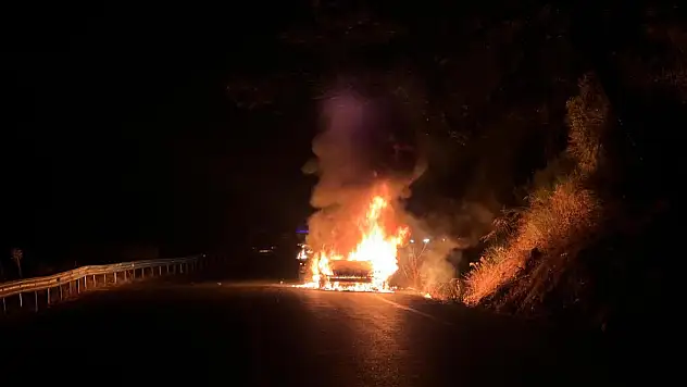 Otomobil Alevlere Teslim Oldu