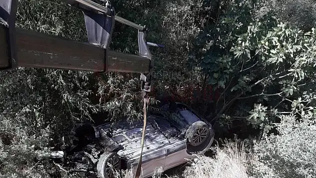 Otomobil Dere Yatağına Uçtu, Kazada 1'i Ağır 3 Kişi Yaralandı