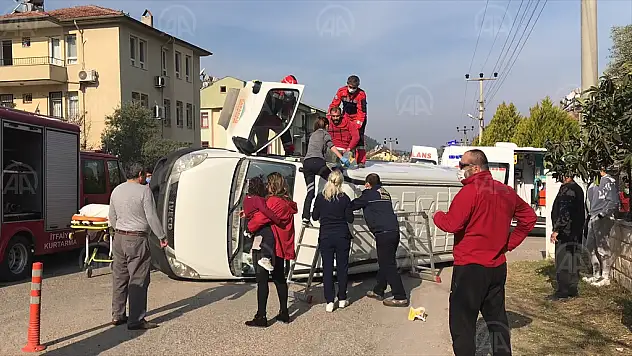 otomobil ile minibüs çarpıştı: 2 yaralı