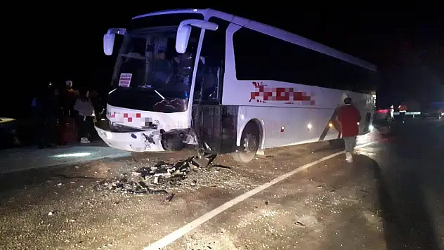 Otomobil ile Otobüs Çarpıştı, Kazada 2 Kişi Yaralandı