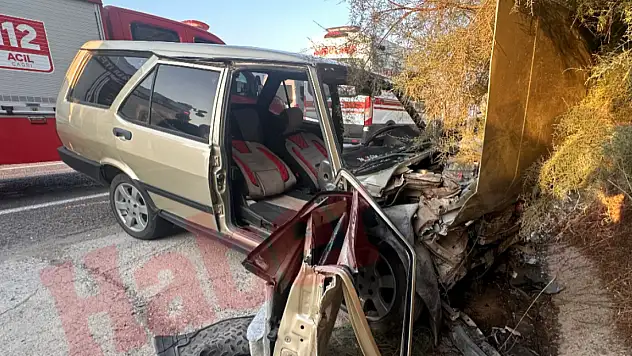 Otomobil istinat duvarına çarptı: 2 yaralı