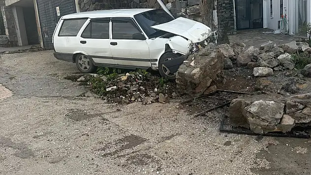 Otomobil Kontrolden Çıkıp Kaza Yaptı, 1 Yaralı