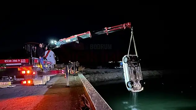 Otomobil Köprüden Suya Uçtu: 2 Ölü