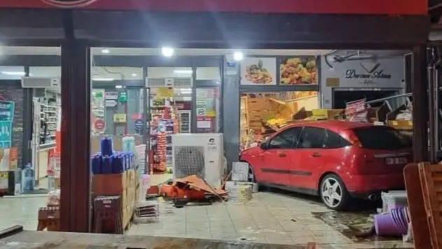 Otomobil Markete Daldı, Ezilmekten Son Anda Kurtuldu