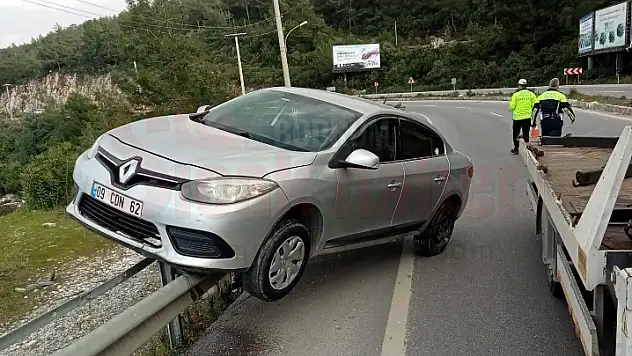 Otomobil Sürücüsü Kayıp Bariyerlere Çıktı