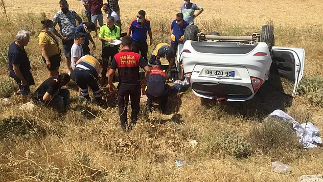 Otomobil Tarlaya Devrildi: 3 Yaralı