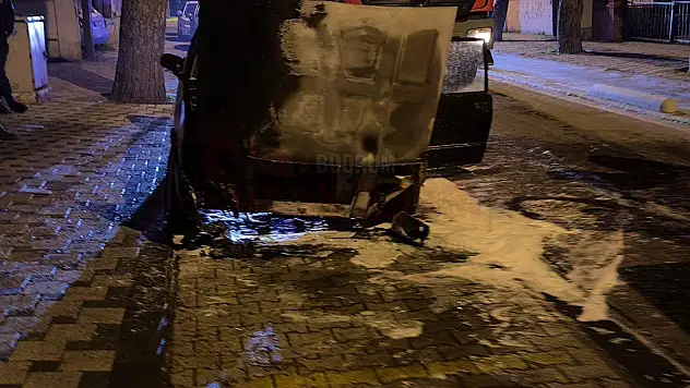 Otomobil Yangında Küle Döndü