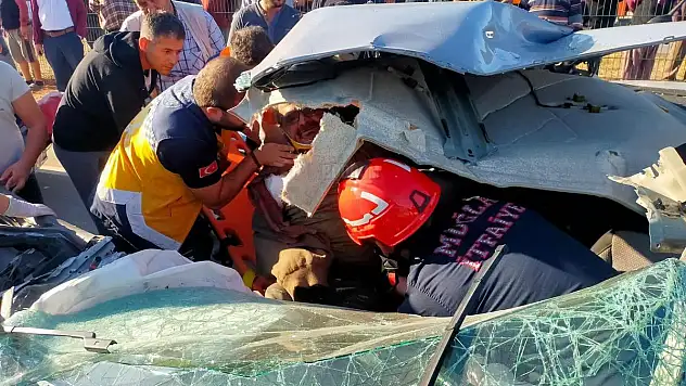 Otomobilde Sıkışan Yaralı İtfaiye Ekipleri Tarafından Kurtarıldı
