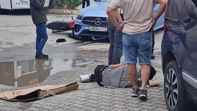 Otomobilin Çarptığı Genç Yaralandı