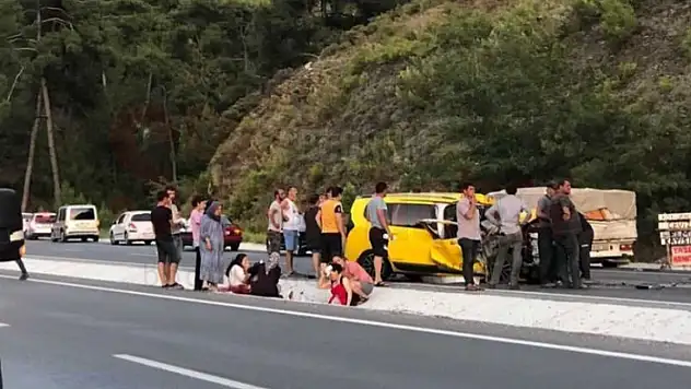 Otomobilin Kamyonetle Çarpıştığı Kazada 5 Kişi Yaralandı