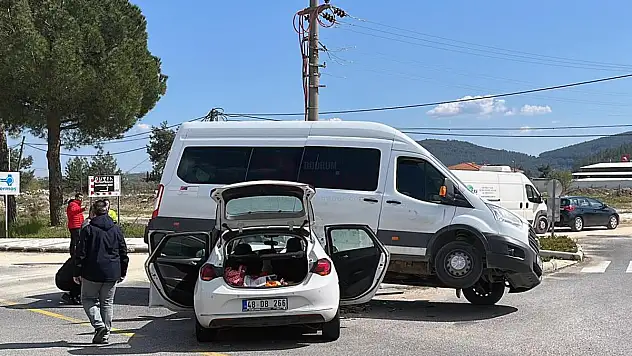 Otomobille Minibüsün Çarpıştığı İlginç Kaza