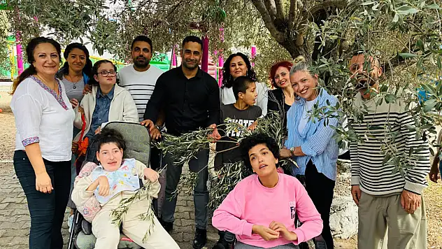 Özel Eğitim Öğrencilerinden zeytin hasadı