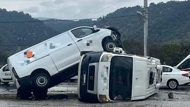 Panelvan minibüs öğrenci servisinin üzerine çıktı 2 yaralı