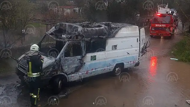 park halinde alev alan minibüs kullanılamaz hale geldi