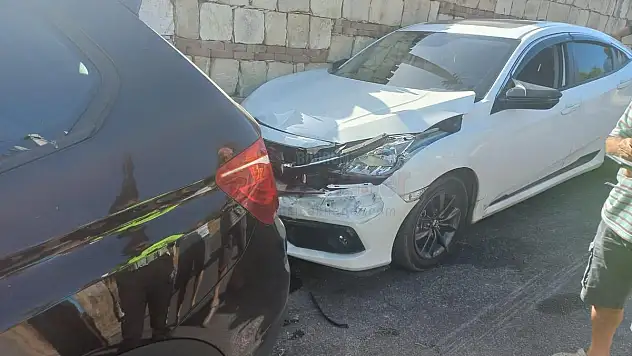 Park Halinde Duran Araca Çarpan Bayan Sürücü Kazada Yaralandı