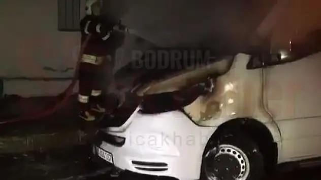 Park Halindeki Araç Aniden Alev Aldı...