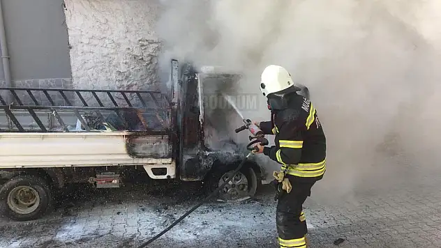 Park Halindeki Araç Yangında Küle Döndü