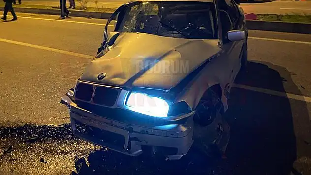 Park Halindeki Araca Çarptı, Kazada 1'i Ağır 2 Kişi Yaralandı