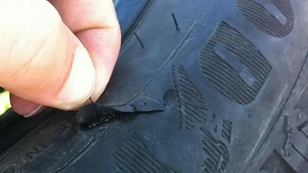 Park halindeki araçlara bıçaklı saldırı