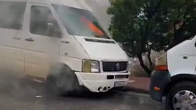 Park Halindeki Minibüs Alev Aldı