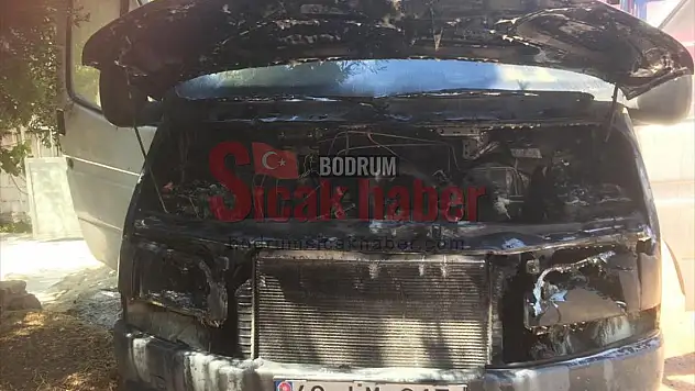 Park halindeki minibüs yandı