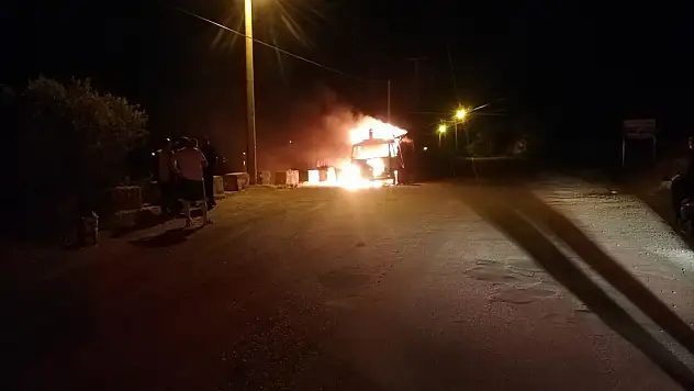 Park halindeki minibüs yandı