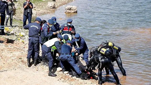 Park halindeyken el freni çekilmeyince baraja düşen kamyonetteki kadın öldü