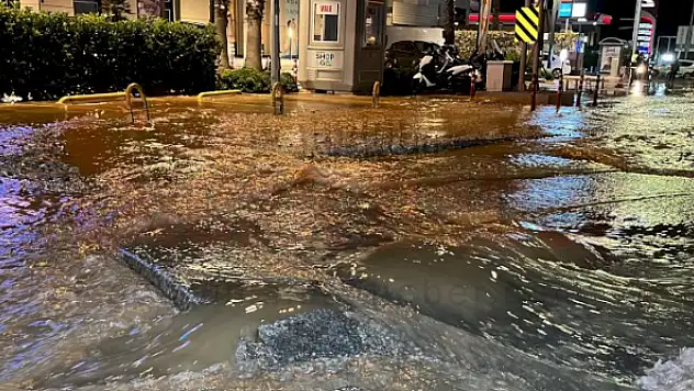 Patlamanın Etkisiyle Yol Dereye Döndü