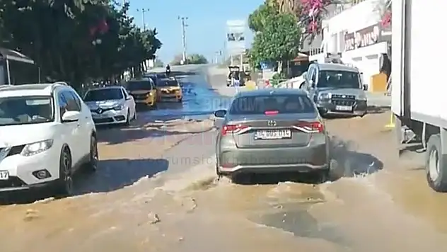 Patlayan İsale Hattından Dolayı Yollar Dereye Döndü