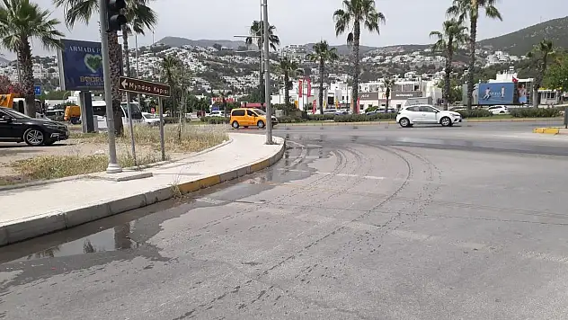 Patlayan Kanalizasyondan Akan Pis Kokulu Sular Her Yere Dağıldı