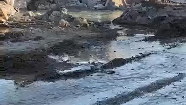 Patlayan Su Borusu Site Alanını Göle Çevirdi