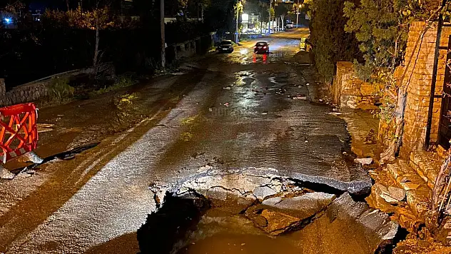 Patlayan Su Hattından Göçen Çukura Araç Düştü