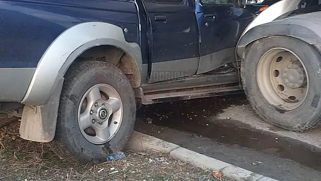 Pikap Kamyonet  Kamyonla Çarpıştı Kazada 3 Kişi Yaralandı