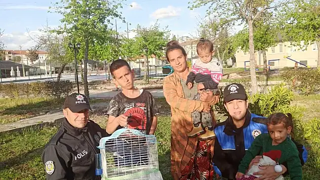 Polisler 10 Yaşındaki Erdeniz'e Muhabbet Kuşu Hediye Ettiler